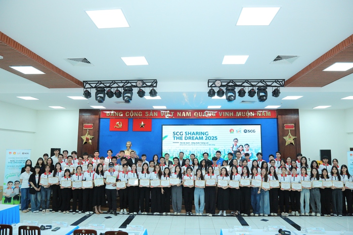 Hơn 1,6 tỷ đồng tiếp sức cho sinh viên khó khăn - Ảnh 2.