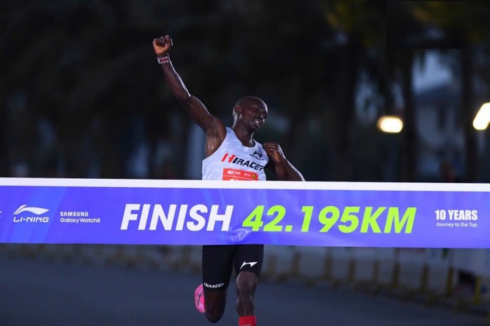 "Mưa" kỷ lục tại Giải Marathon Quốc tế Di Sản Hạ Long 2025 - Ảnh 3.