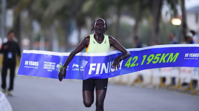 "Mưa" kỷ lục tại Giải Marathon Quốc tế Di Sản Hạ Long 2025 - Ảnh 2.