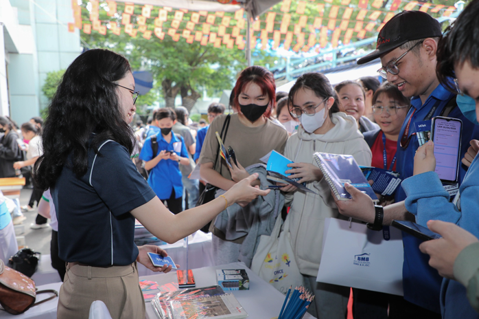 Vì sao cuối năm là thời điểm "vàng" để tìm việc làm? - Ảnh 1.