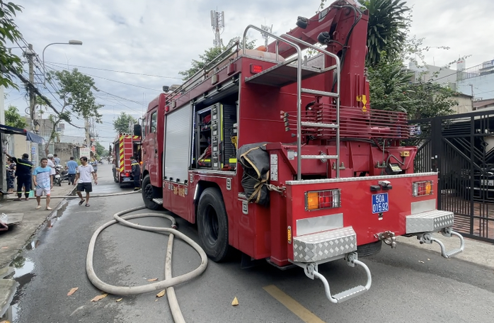 Cháy lớn lúc rạng sáng ở phường Tân Thới Hiệp, TPHCM - Ảnh 3.