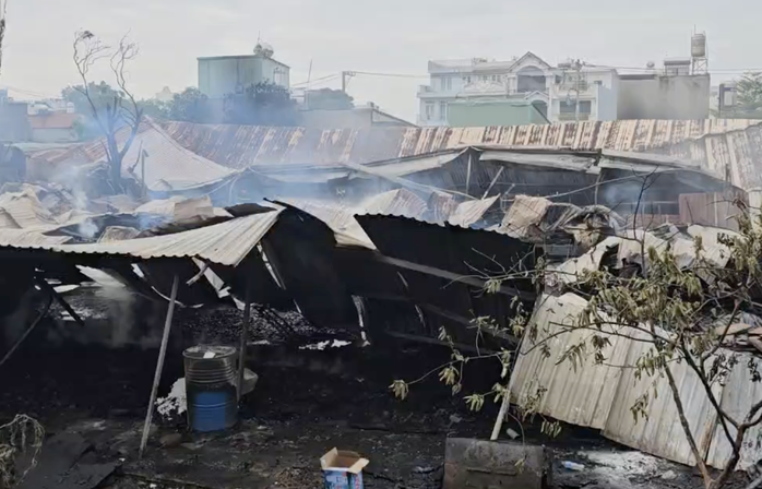 Cháy lớn lúc rạng sáng ở phường Tân Thới Hiệp, TPHCM - Ảnh 1.