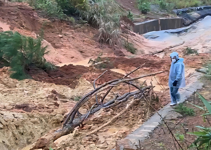 Sạt lở đất nặng nề chia cắt Quốc lộ 24 tại Quảng Ngãi - Ảnh 1.