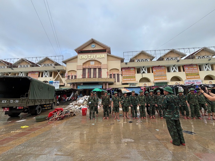 Giảm 70% học phí cho sinh viên vùng bão lũ - Ảnh 1.