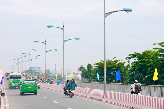 Cầu Bình Triệu 1 chính thức thông xe: Mở lại làn ô tô - Ảnh 8.