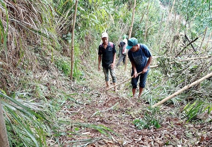 Đường độc đạo bị sạt lở nghiêm trọng, hơn 300 người dân bị chia cắt - Ảnh 3.