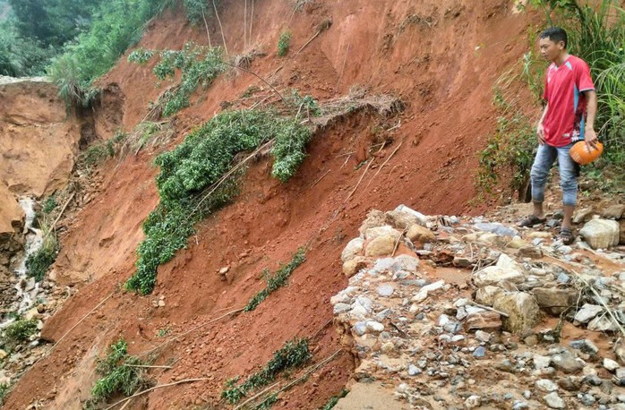 Đường độc đạo bị sạt lở nghiêm trọng, hơn 300 người dân bị chia cắt - Ảnh 1.