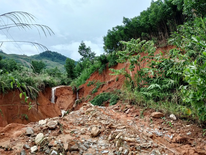 Đường độc đạo bị sạt lở nghiêm trọng, hơn 300 người dân bị chia cắt - Ảnh 2.