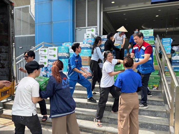 Hơn 180 tấn hàng đổ về metro số 1 hướng về đồng bào lũ lụt - Ảnh 3.