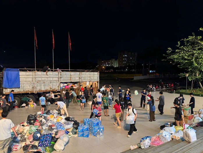 Hơn 180 tấn hàng đổ về metro số 1 hướng về đồng bào lũ lụt - Ảnh 1.