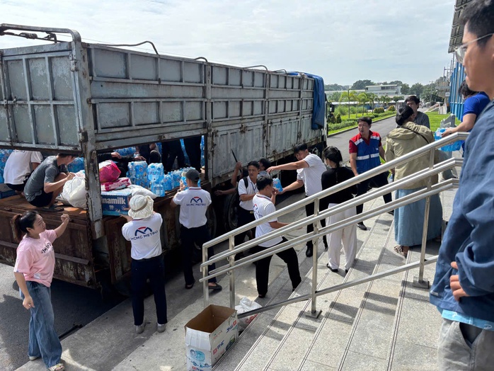 Hơn 180 tấn hàng đổ về metro số 1 hướng về đồng bào lũ lụt - Ảnh 2.