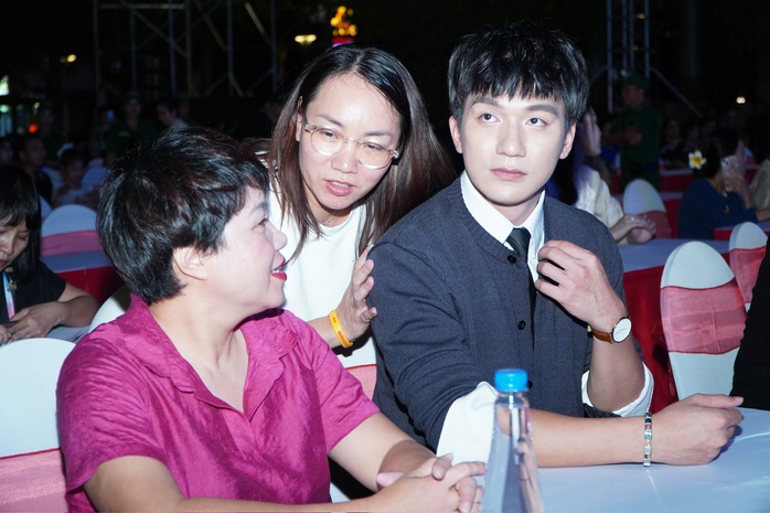 Thu Trang, Đoàn Thiên Ân "đọ sắc" cùng Hồng của "Mưa đỏ" - Ảnh 9.