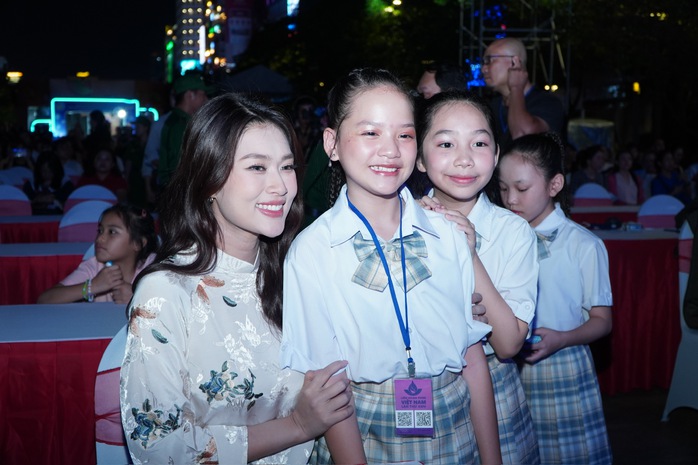 Thu Trang, Đoàn Thiên Ân "đọ sắc" cùng Hồng của "Mưa đỏ" - Ảnh 4.