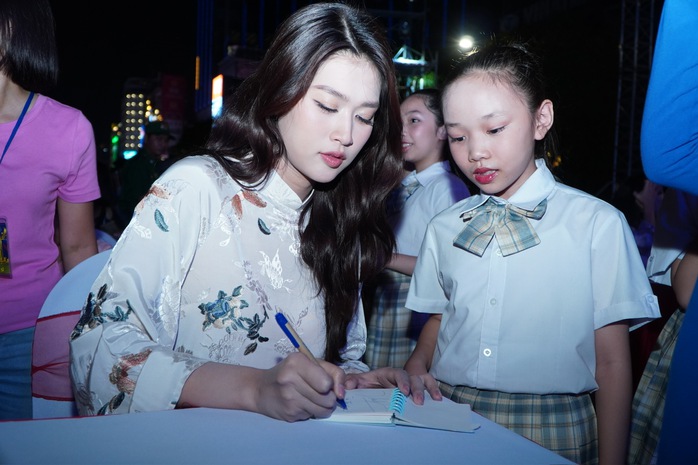 Thu Trang, Đoàn Thiên Ân "đọ sắc" cùng Hồng của "Mưa đỏ" - Ảnh 3.