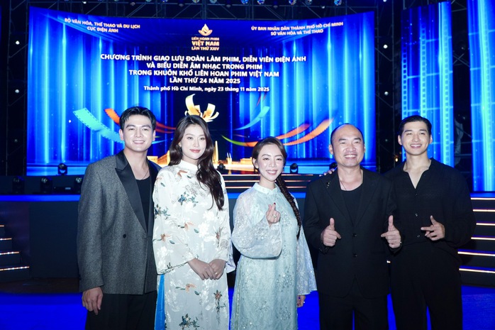 Thu Trang, Đoàn Thiên Ân "đọ sắc" cùng Hồng của "Mưa đỏ" - Ảnh 5.