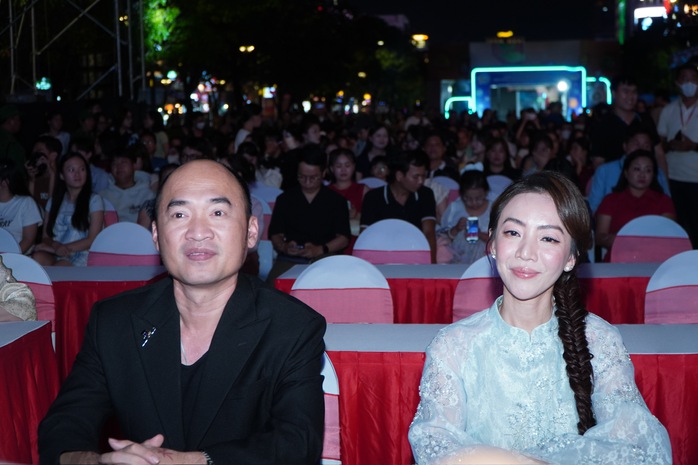 Thu Trang, Đoàn Thiên Ân "đọ sắc" cùng Hồng của "Mưa đỏ" - Ảnh 1.