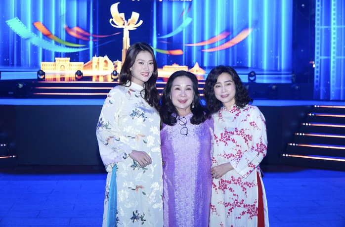 Thu Trang, Đoàn Thiên Ân "đọ sắc" cùng Hồng của "Mưa đỏ" - Ảnh 7.