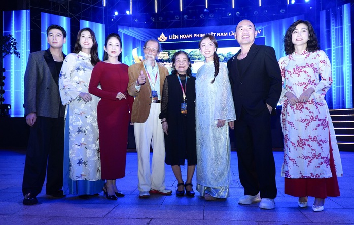 Thu Trang, Đoàn Thiên Ân "đọ sắc" cùng Hồng của "Mưa đỏ" - Ảnh 6.