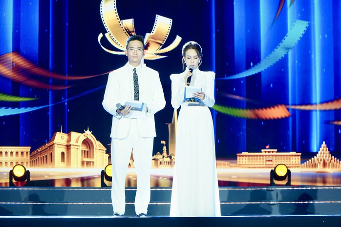 Thu Trang, Đoàn Thiên Ân "đọ sắc" cùng Hồng của "Mưa đỏ" - Ảnh 8.