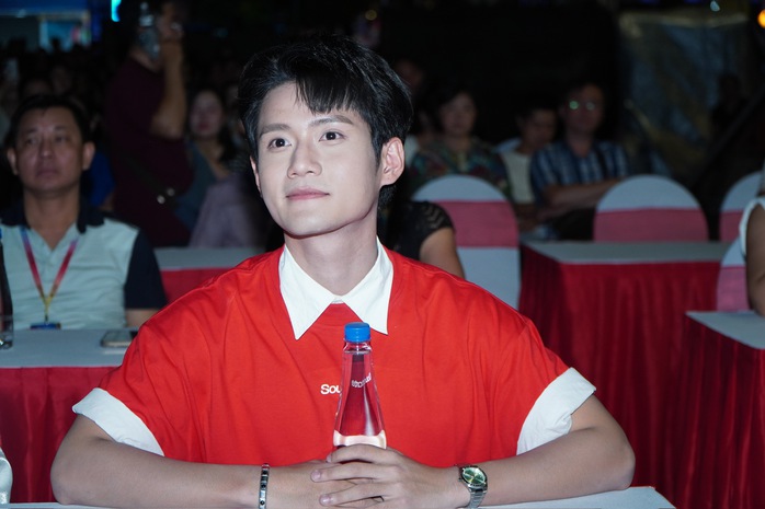 Thu Trang, Đoàn Thiên Ân "đọ sắc" cùng Hồng của "Mưa đỏ" - Ảnh 13.