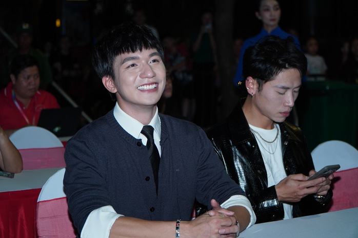 Thu Trang, Đoàn Thiên Ân "đọ sắc" cùng Hồng của "Mưa đỏ" - Ảnh 14.