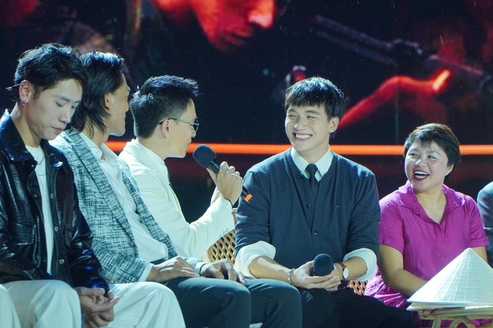 Thu Trang, Đoàn Thiên Ân "đọ sắc" cùng Hồng của "Mưa đỏ" - Ảnh 15.