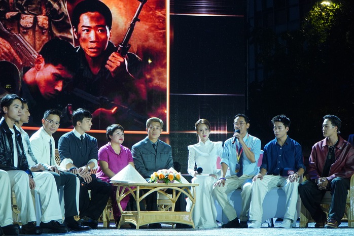 Thu Trang, Đoàn Thiên Ân "đọ sắc" cùng Hồng của "Mưa đỏ" - Ảnh 17.