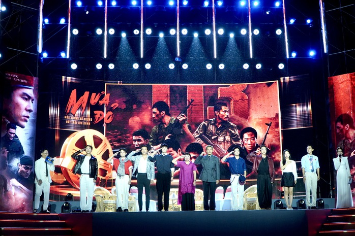 Thu Trang, Đoàn Thiên Ân "đọ sắc" cùng Hồng của "Mưa đỏ" - Ảnh 18.