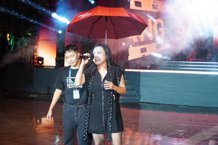 Thu Trang, Đoàn Thiên Ân "đọ sắc" cùng Hồng của "Mưa đỏ" - Ảnh 27.