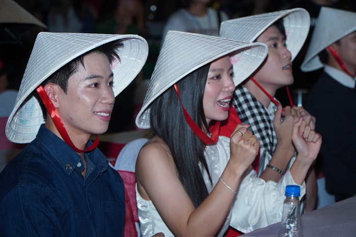 Thu Trang, Đoàn Thiên Ân "đọ sắc" cùng Hồng của "Mưa đỏ" - Ảnh 21.