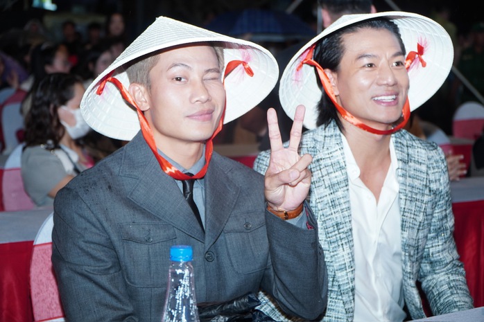 Thu Trang, Đoàn Thiên Ân "đọ sắc" cùng Hồng của "Mưa đỏ" - Ảnh 11.