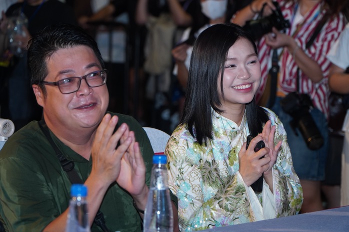 Thu Trang, Đoàn Thiên Ân "đọ sắc" cùng Hồng của "Mưa đỏ" - Ảnh 20.