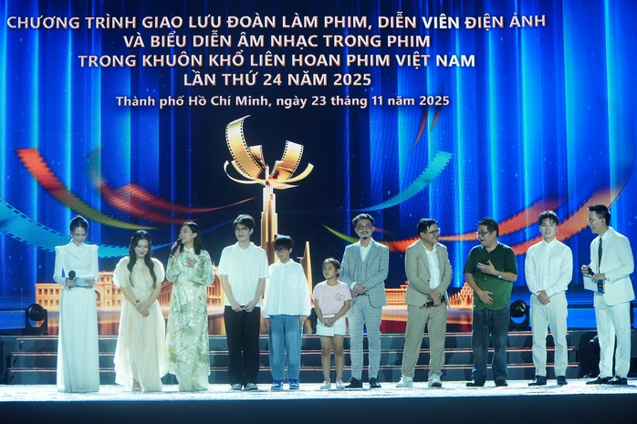 Thu Trang, Đoàn Thiên Ân "đọ sắc" cùng Hồng của "Mưa đỏ" - Ảnh 19.