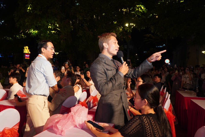 Thu Trang, Đoàn Thiên Ân "đọ sắc" cùng Hồng của "Mưa đỏ" - Ảnh 23.