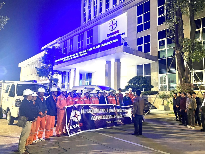 Đội xung kích Điện lực Quảng Trị hỗ trợ khắc phục điện tại Đắk Lắk sau mưa lũ - Ảnh 1.
