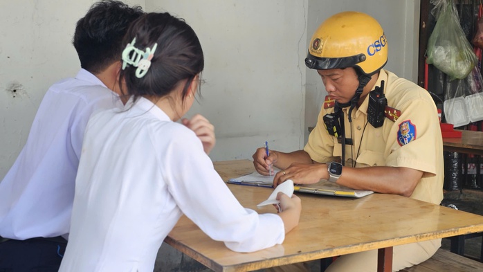 Học sinh TPHCM bị CSGT xử phạt vì không đội mũ bảo hiểm khi tham gia giao thông - Ảnh 1. Học sinh TPHCM bị CSGT xử phạt vì không đội mũ bảo hiểm khi tham gia giao thông - Ảnh 1.