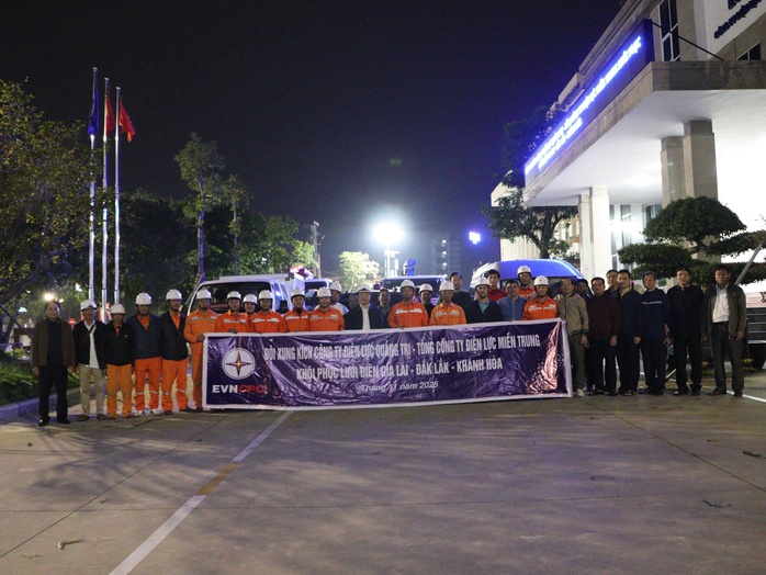 Đội xung kích Điện lực Quảng Trị hỗ trợ khắc phục điện tại Đắk Lắk sau mưa lũ - Ảnh 2.
