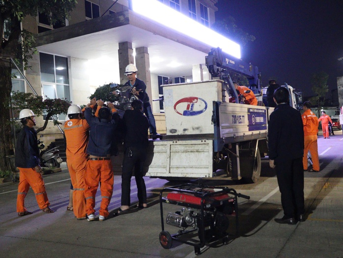 Đội xung kích Điện lực Quảng Trị hỗ trợ khắc phục điện tại Đắk Lắk sau mưa lũ - Ảnh 5.