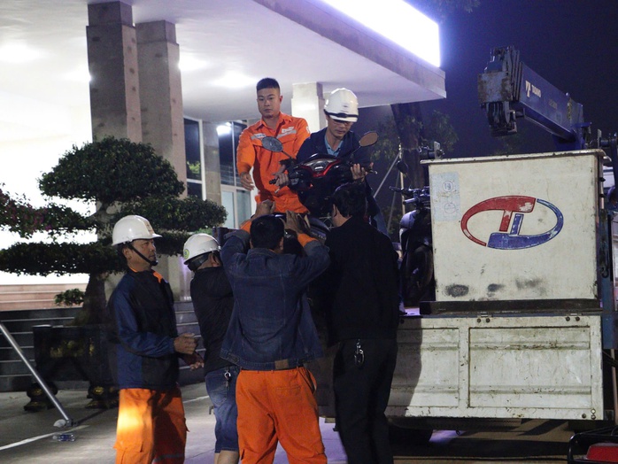 Đội xung kích Điện lực Quảng Trị hỗ trợ khắc phục điện tại Đắk Lắk sau mưa lũ - Ảnh 4.