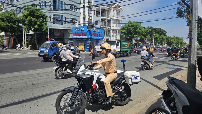 Học sinh TPHCM bị CSGT xử phạt vì không đội mũ bảo hiểm khi tham gia giao thông - Ảnh 2. Học sinh TPHCM bị CSGT xử phạt vì không đội mũ bảo hiểm khi tham gia giao thông - Ảnh 2.
