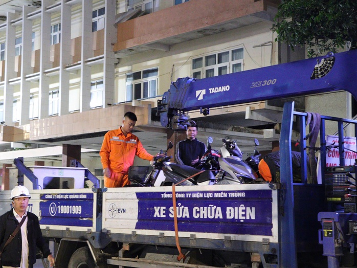 Đội xung kích Điện lực Quảng Trị hỗ trợ khắc phục điện tại Đắk Lắk sau mưa lũ - Ảnh 3.