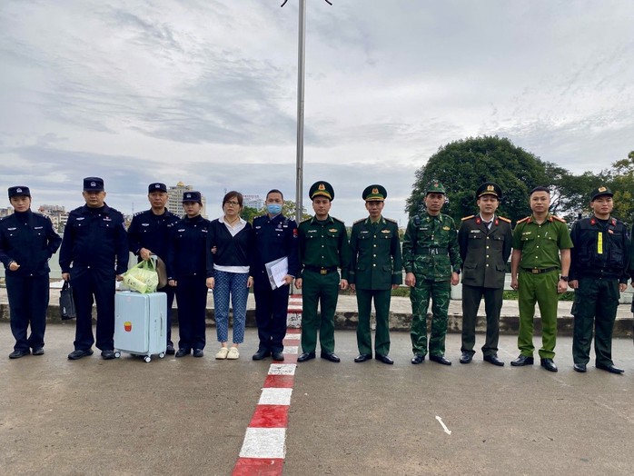 Bàn giao đối tượng truy nã quốc tế và 9 công dân cho Công an Trung Quốc - Ảnh 2.