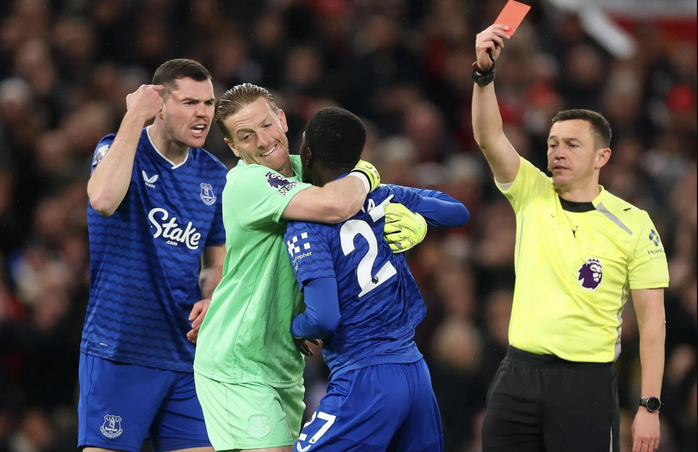 Cầu thủ tát nhau, Man United thua sốc Everton trên sân nhà - Ảnh 2.