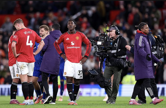 Cầu thủ tát nhau, Man United thua sốc Everton trên sân nhà - Ảnh 6.