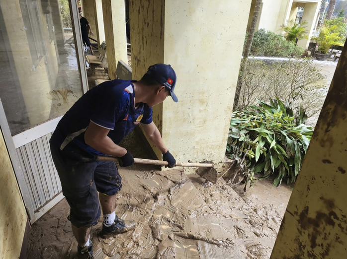 Công an TPHCM chi viện khẩn cấp hỗ trợ bà con vùng lũ - Ảnh 4.