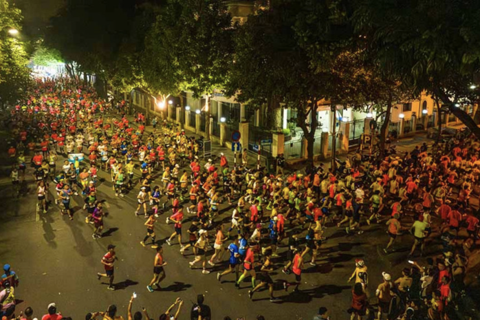 Giải chạy VnExpress Marathon Hanoi Midnight có gần 10.000 vận động viên tham dự - Ảnh 1.