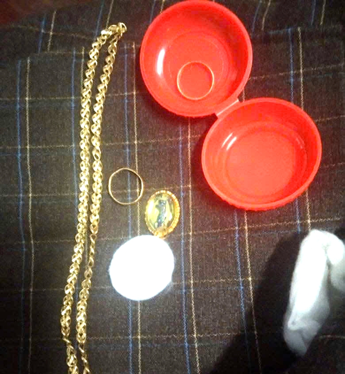 Phát hiện nhiều trang sức bằng vàng trong áo quần cũ gửi tặng đồng bào vùng lũ - Ảnh 1.