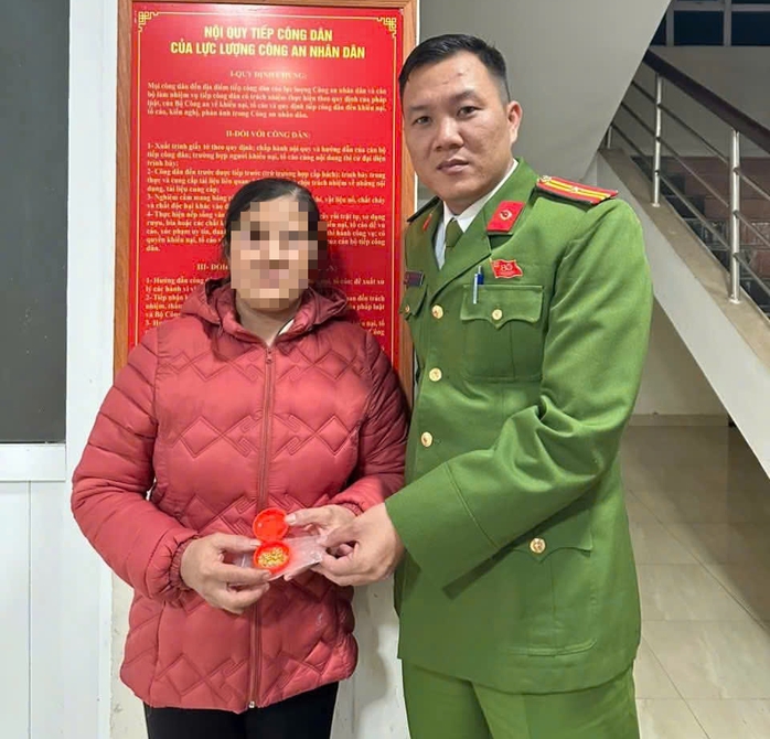 Phát hiện nhiều trang sức bằng vàng trong áo quần cũ gửi tặng đồng bào vùng lũ - Ảnh 2.