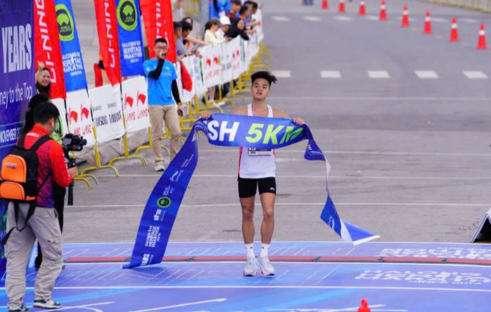 "Mưa" kỷ lục tại Giải Marathon Quốc tế Di Sản Hạ Long 2025 - Ảnh 9.