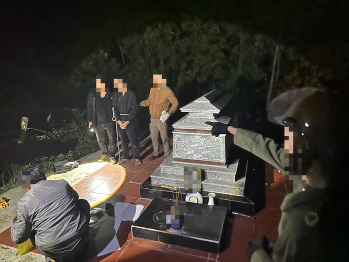 Hai đối tượng cất giấu ma tuý ở nơi nhiều người không ngờ tới! - Ảnh 1.